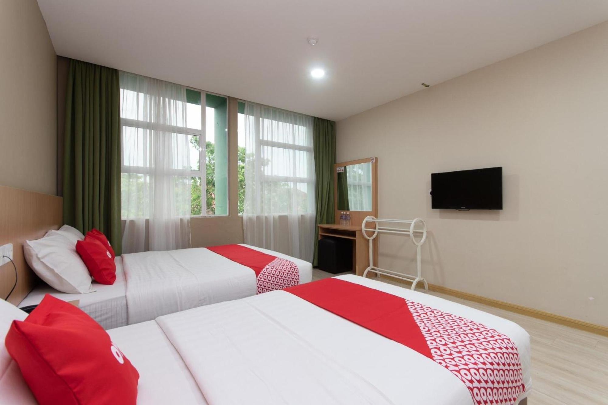 Capital O 89344 Labuan Avenue Hotel Exterior photo