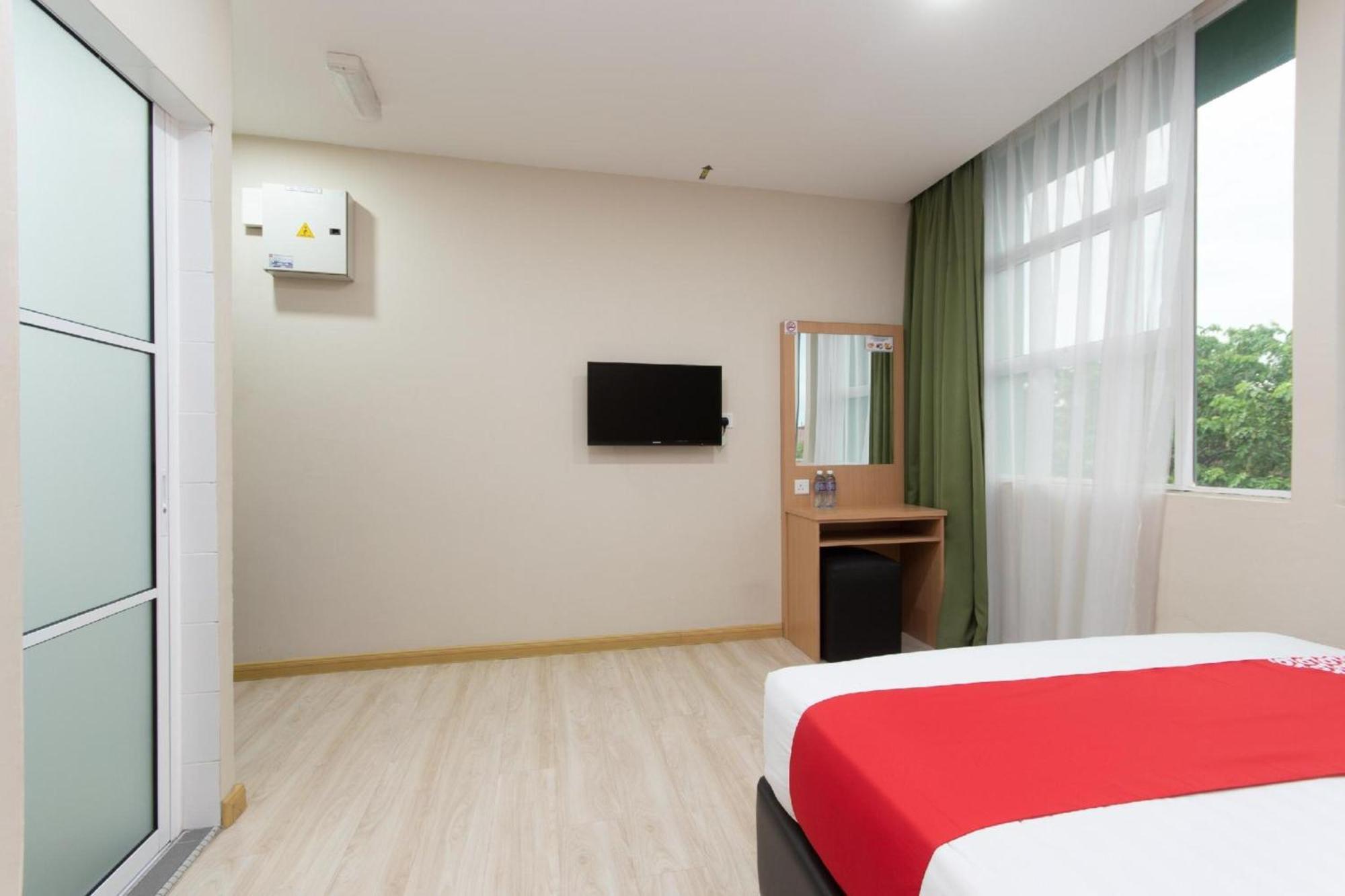 Capital O 89344 Labuan Avenue Hotel Exterior photo